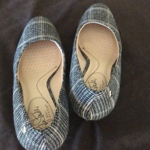 Life Stride soft system classic pumps.